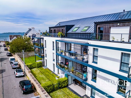 Concarneau La Corniche Appartement de 116 m² avec terrasse, cave et deux garages