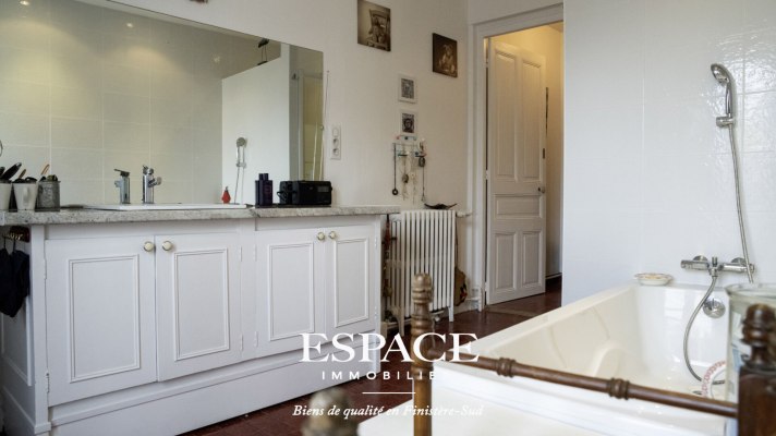 A vendre maison familiale avec garage et studio indépendant en plein centre-ville de Concarneau