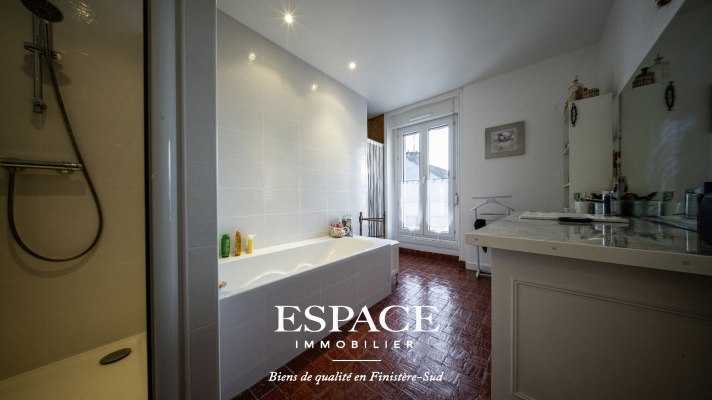 A vendre maison familiale avec garage et studio indépendant en plein centre-ville de Concarneau