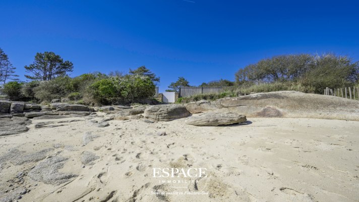 A vendre à Concarneau le Cabellou face à la mer, les pieds dans le sable, une adresse d&#039;exception.