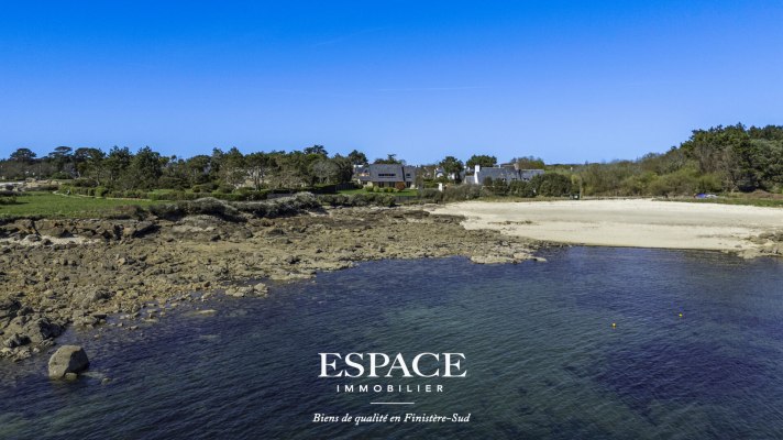 A vendre à Concarneau le Cabellou face à la mer, les pieds dans le sable, une adresse d&#039;exception.
