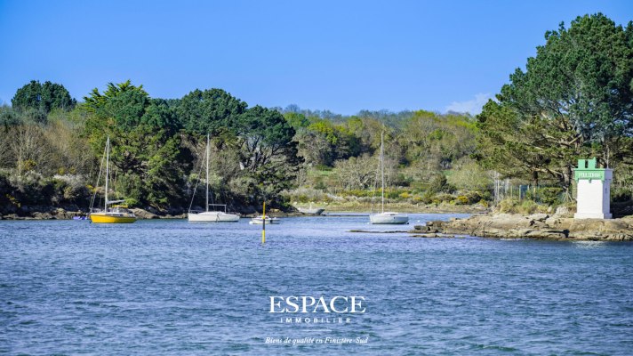 A vendre à Concarneau le Cabellou face à la mer, les pieds dans le sable, une adresse d&#039;exception.
