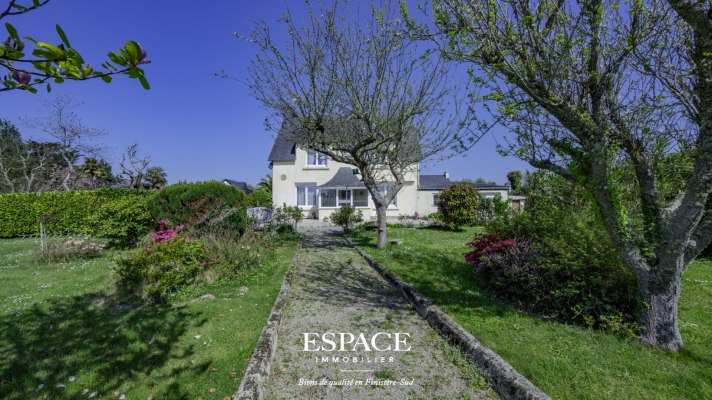 A vendre à La Forêt-Fouesnant maison tradionnelle avec un fort potentiel sur un grand terrain construtible