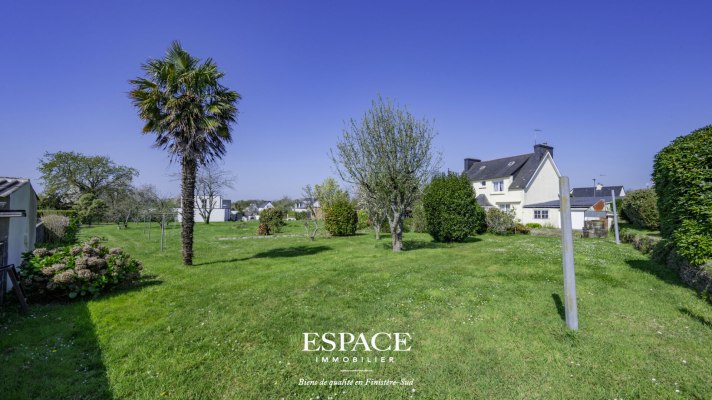 A vendre à La Forêt-Fouesnant maison tradionnelle avec un fort potentiel sur un grand terrain construtible