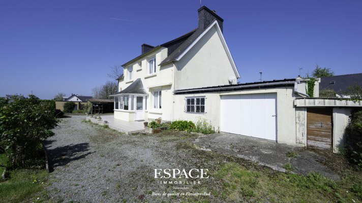 A vendre à La Forêt-Fouesnant maison tradionnelle avec un fort potentiel sur un grand terrain construtible