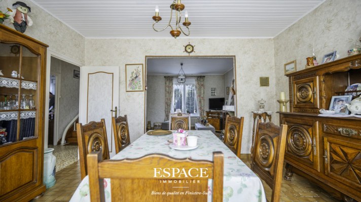 A vendre à La Forêt-Fouesnant maison tradionnelle avec un fort potentiel sur un grand terrain construtible