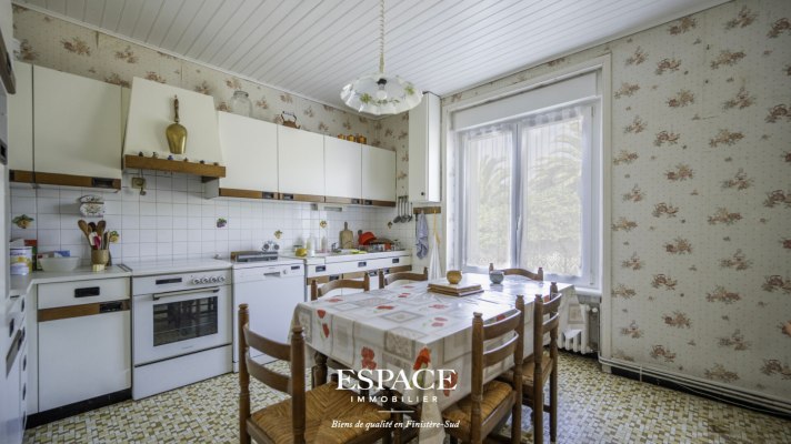 A vendre à La Forêt-Fouesnant maison tradionnelle avec un fort potentiel sur un grand terrain construtible