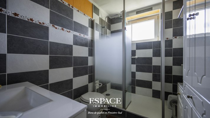 A vendre à La Forêt-Fouesnant maison tradionnelle avec un fort potentiel sur un grand terrain construtible