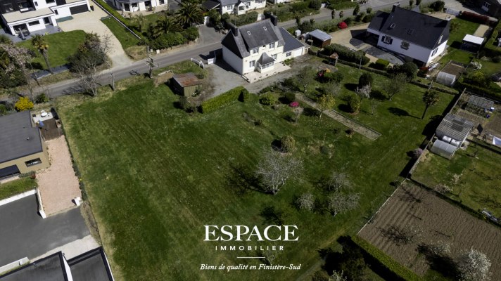 A vendre à La Forêt-Fouesnant maison tradionnelle avec un fort potentiel sur un grand terrain construtible