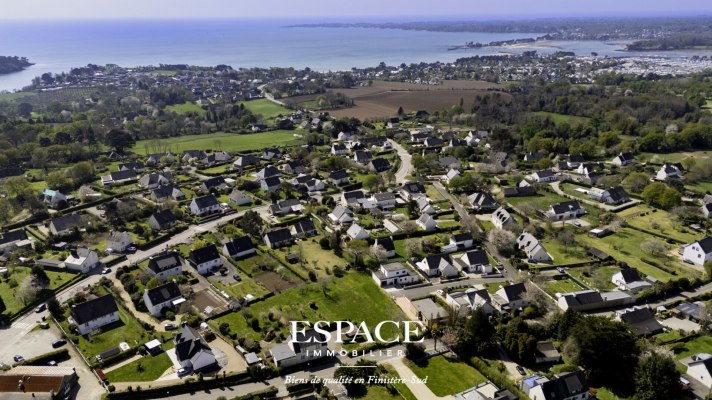 A vendre à La Forêt-Fouesnant maison tradionnelle avec un fort potentiel sur un grand terrain construtible