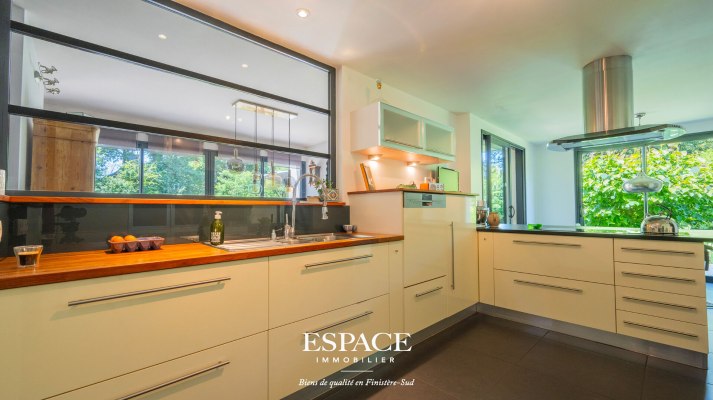 À Vendre Maison d&#039;architecte de 327 m² à Trégunc, à 2 kms de la plage et des commerces - Studio indépendant - Terrain de 2 665 m²