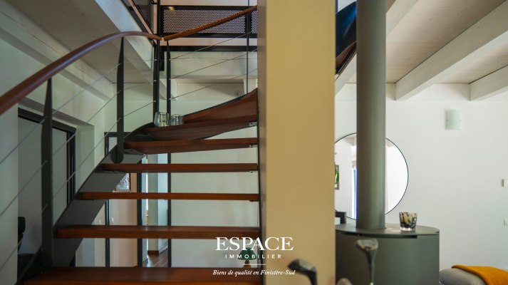 À Vendre Maison d&#039;architecte de 327 m² à Trégunc, à 2 kms de la plage et des commerces - Studio indépendant - Terrain de 2 665 m²