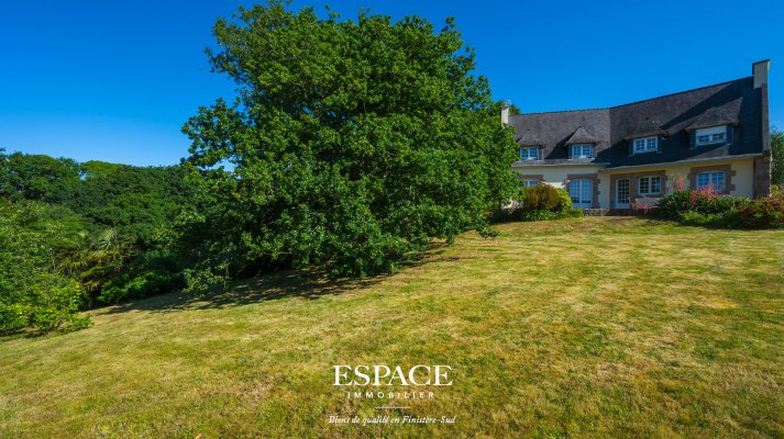 A vendre Concarneau le centre-ville à pied - maison familiale avec beau potentiel, vue dégagée jusqu'à la mer et grand terrain arboré