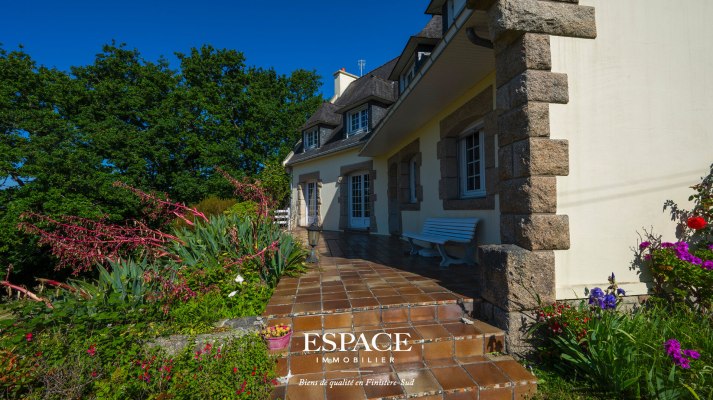 A vendre Concarneau le centre-ville à pied - maison familiale avec beau potentiel, vue dégagée jusqu&#039;à la mer et grand terrain arboré