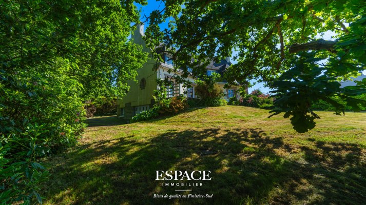 A vendre Concarneau le centre-ville à pied - maison familiale avec beau potentiel, vue dégagée jusqu&#039;à la mer et grand terrain arboré