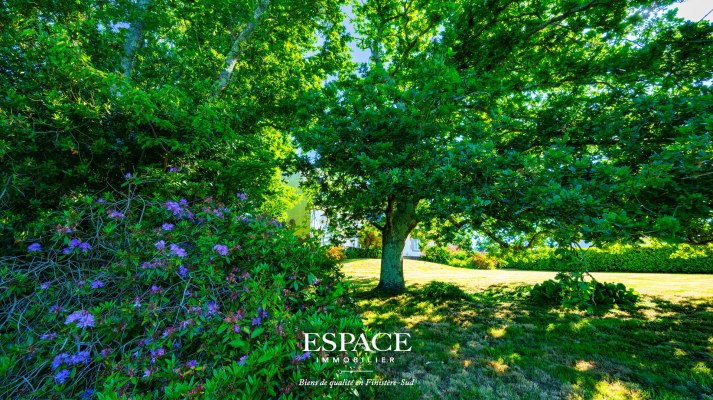 A vendre Concarneau le centre-ville à pied - maison familiale avec beau potentiel, vue dégagée jusqu&#039;à la mer et grand terrain arboré