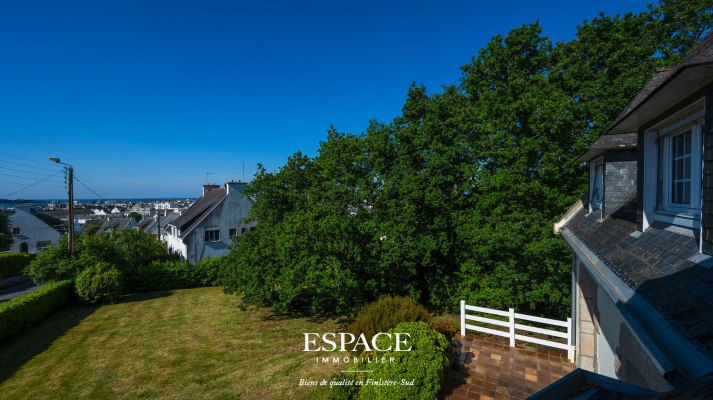 A vendre Concarneau le centre-ville à pied - maison familiale avec beau potentiel, vue dégagée jusqu&#039;à la mer et grand terrain arboré