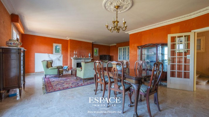 A vendre Concarneau le centre-ville à pied - maison familiale avec beau potentiel, vue dégagée jusqu&#039;à la mer et grand terrain arboré