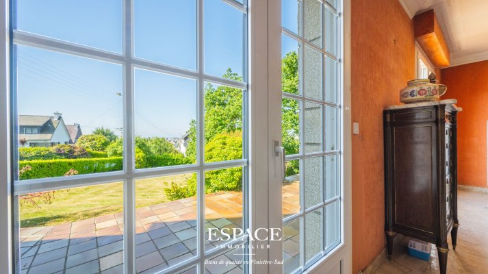 A vendre Concarneau le centre-ville à pied - maison familiale avec beau potentiel, vue dégagée jusqu&#039;à la mer et grand terrain arboré