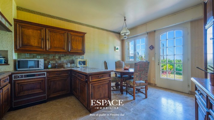 A vendre Concarneau le centre-ville à pied - maison familiale avec beau potentiel, vue dégagée jusqu&#039;à la mer et grand terrain arboré