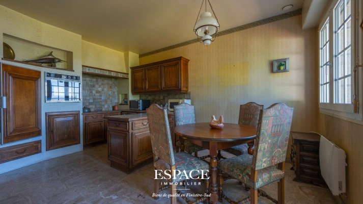 A vendre Concarneau le centre-ville à pied - maison familiale avec beau potentiel, vue dégagée jusqu&#039;à la mer et grand terrain arboré