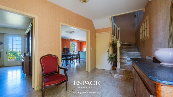 A vendre Concarneau le centre-ville à pied - maison familiale avec beau potentiel, vue dégagée jusqu&#039;à la mer et grand terrain arboré