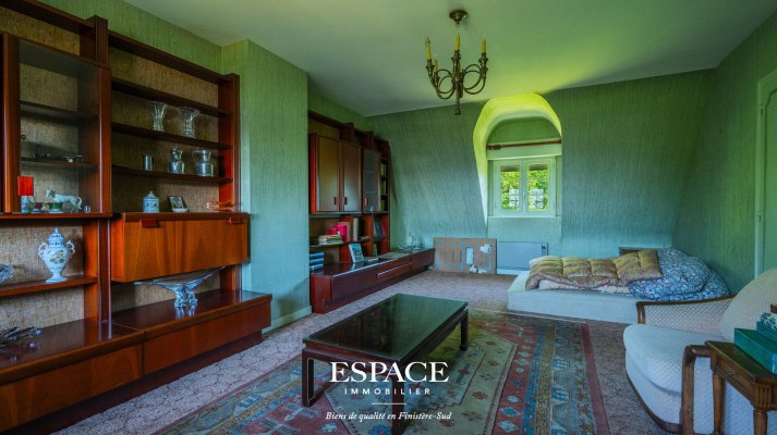 A vendre Concarneau le centre-ville à pied - maison familiale avec beau potentiel, vue dégagée jusqu&#039;à la mer et grand terrain arboré