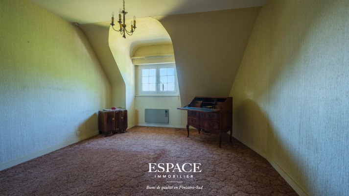 A vendre Concarneau le centre-ville à pied - maison familiale avec beau potentiel, vue dégagée jusqu&#039;à la mer et grand terrain arboré