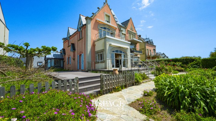 A vendre Concarneau La Corniche appartement de 93 m2 face à la mer.