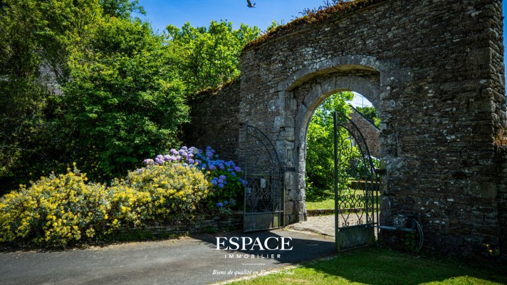 A vendre à la Foret-fouesnant - belle propriété de caractère avec deux maisons, piscine et dépendances