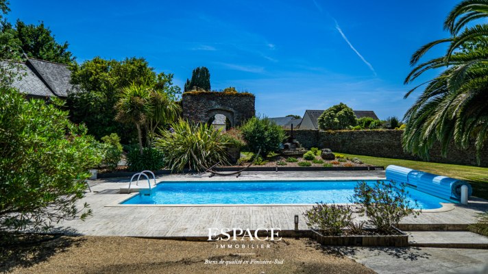 A vendre à la Foret-fouesnant - belle propriété de caractère avec deux maisons, piscine et dépendances
