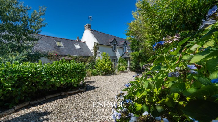 A vendre à Trégunc près des plages - charme breton - pierres anciennes et jardin paysager de 4 320 m²