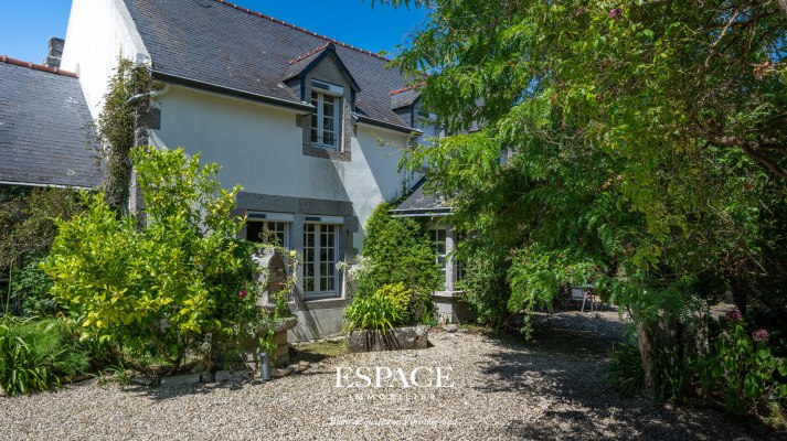 A vendre à Trégunc près des plages - charme breton - pierres anciennes et jardin paysager de 4 320 m²