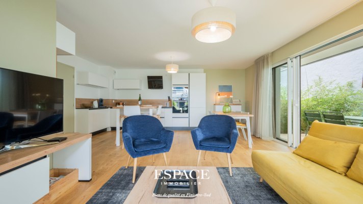 A vendre au coeur de Concarneau bel appartement trois pièces de plain-pied avec terrasse, jardin privatif et garage.