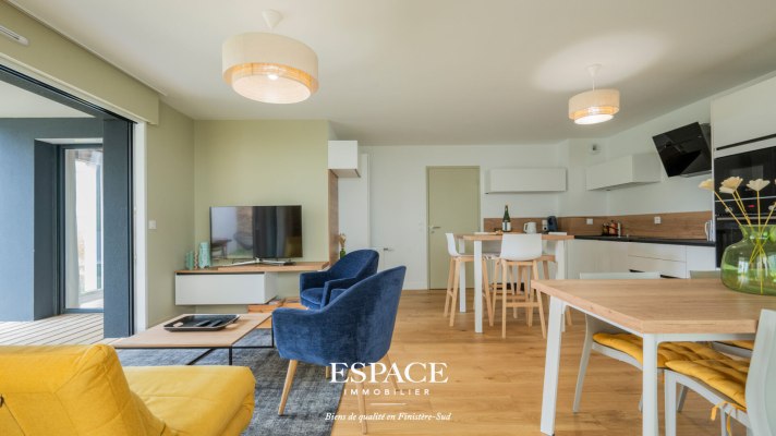 A vendre au coeur de Concarneau bel appartement trois pièces de plain-pied avec terrasse, jardin privatif et garage.