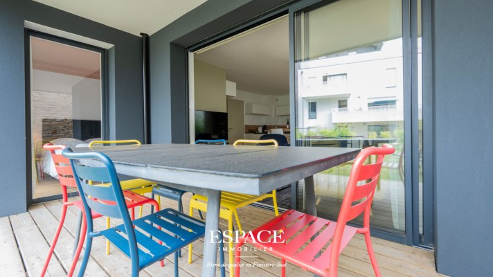 A vendre au coeur de Concarneau bel appartement trois pièces de plain-pied avec terrasse, jardin privatif et garage.