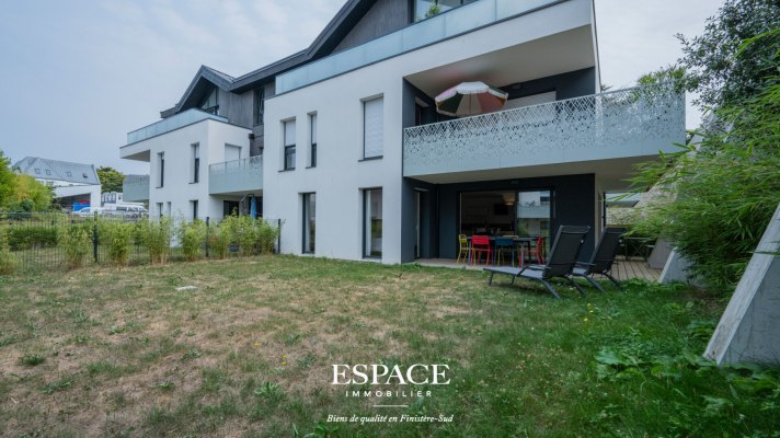 A vendre au coeur de Concarneau bel appartement trois pièces de plain-pied avec terrasse, jardin privatif et garage.