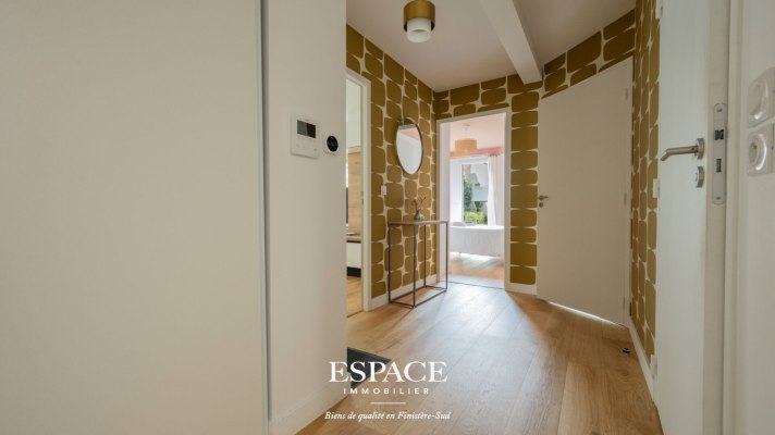 A vendre au coeur de Concarneau bel appartement trois pièces de plain-pied avec terrasse, jardin privatif et garage.