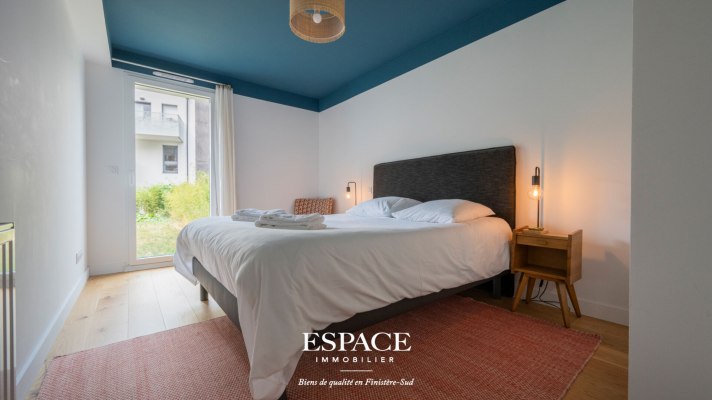 A vendre au coeur de Concarneau bel appartement trois pièces de plain-pied avec terrasse, jardin privatif et garage.