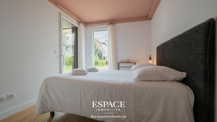 A vendre au coeur de Concarneau bel appartement trois pièces de plain-pied avec terrasse, jardin privatif et garage.