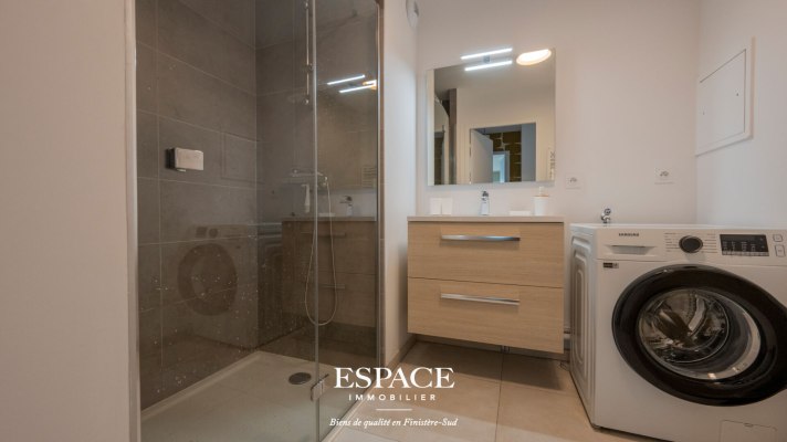 A vendre au coeur de Concarneau bel appartement trois pièces de plain-pied avec terrasse, jardin privatif et garage.