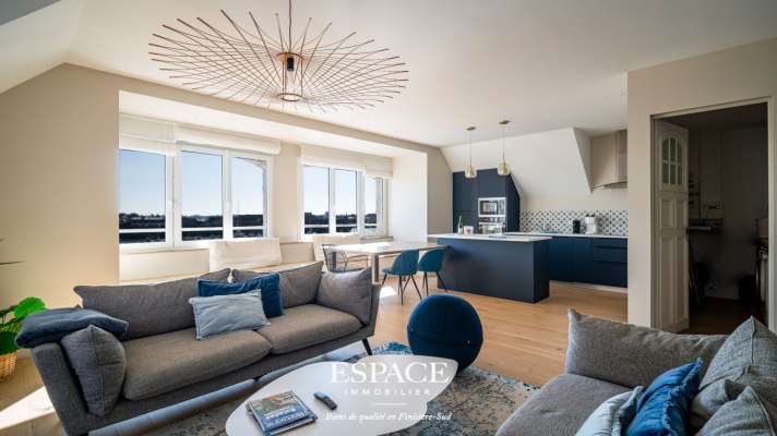 A vendre à Concarneau face au port et à la Ville Close - appartement de charme rénové de 97 m² au dernier étage avec cave et garage