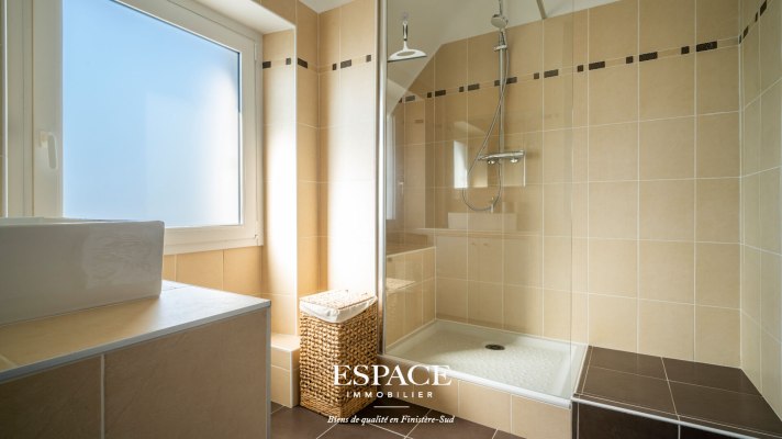 A vendre à Concarneau face au port et à la Ville Close - appartement de charme rénové de 97 m² au dernier étage avec cave et garage