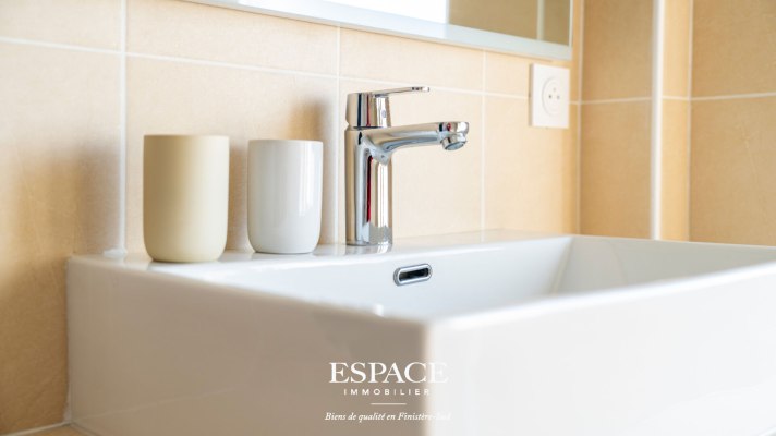 A vendre à Concarneau face au port et à la Ville Close - appartement de charme rénové de 97 m² au dernier étage avec cave et garage