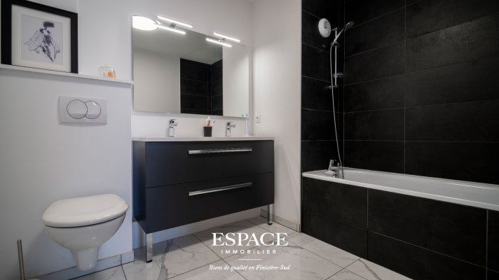 À vendre à Concarneau - au dernier étage - appartement contemporain de 105 m² avec vaste terrasse panoramique