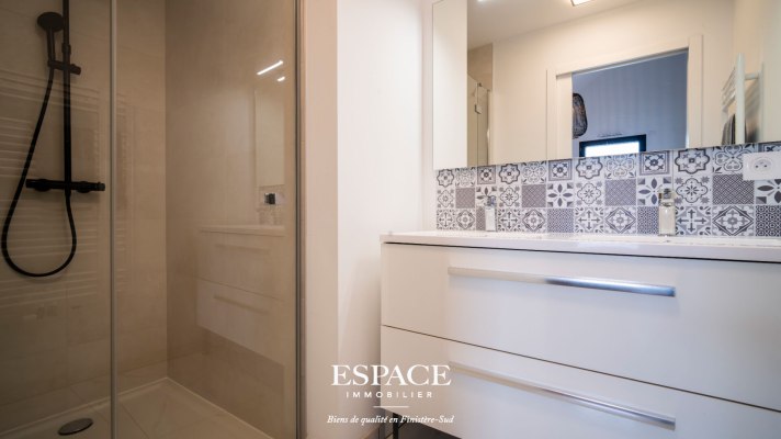 À vendre à Concarneau - au dernier étage - appartement contemporain de 105 m² avec vaste terrasse panoramique