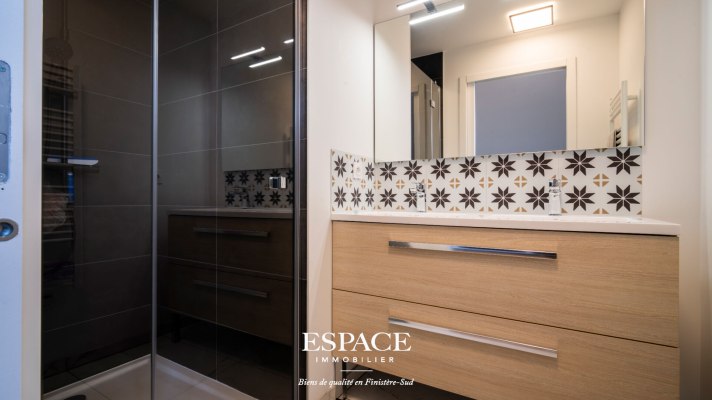 À vendre à Concarneau - au dernier étage - appartement contemporain de 105 m² avec vaste terrasse panoramique