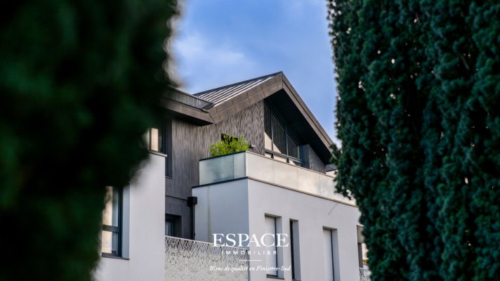 À vendre à Concarneau - au dernier étage - appartement contemporain de 105 m² avec vaste terrasse panoramique