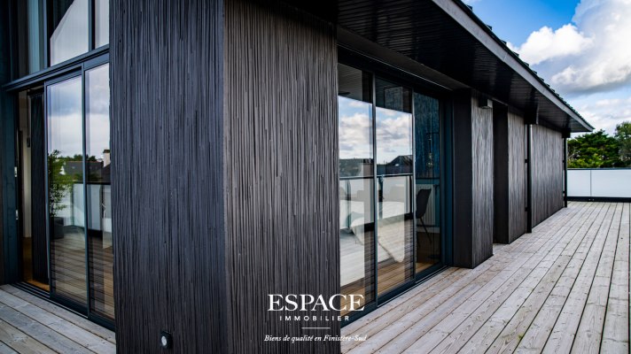 À vendre à Concarneau - au dernier étage - appartement contemporain de 105 m² avec vaste terrasse panoramique