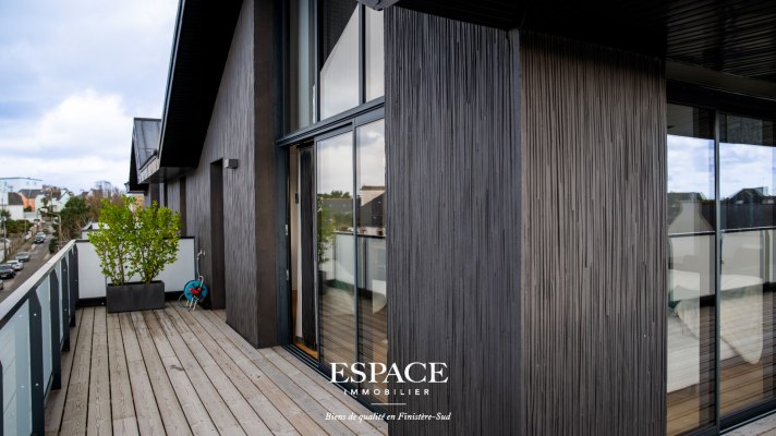 À vendre à Concarneau - au dernier étage - appartement contemporain de 105 m² avec vaste terrasse panoramique